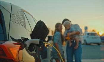 L'usage de la voiture électrique permet de cumuler plusieurs avantages qui engendrent des économies. © SimonSkafar - Getty images