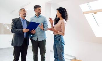 jeune femme fait l'état des lieux de sortie avec attestation de remise des clés de l'appartement où elle a vécu