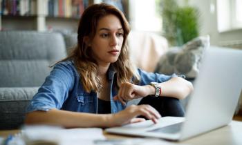Jeune-femme-recherche-des-infos-sur-internet-par rapport-a-l'augmentation de loyer en logement social