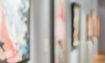 9 inspirations pour créer une galerie murale originale dans un couloir.