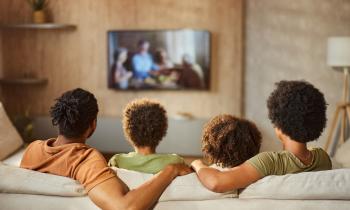 7 idées pour intégrer une TV dans le salon sans ruiner votre déco.