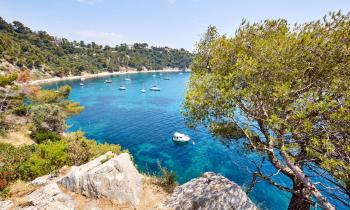 Vue sur l'Anse de Mejan dans le quartier romantique du Cap Brun à Toulon