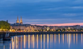 Vue de nuit sur Bordeaux et la Garonne. 