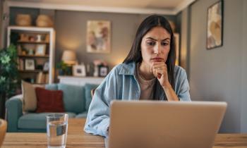 femme-devant-son-ordinateur-cherche-a-savoir-qui-peut-vivre-dans-une-maison-en-indivision
