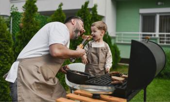Certains livres sont particulièrement judicieux pour vous accompagner dans vos préparations au barbecue et à la plancha. © AleksandarGeorgiev - Getty images