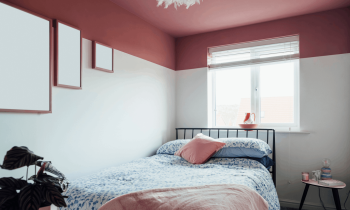 Vous pouvez peindre le plafond pour en faire un élément de décoration à part entière dans une pièce. © SolStock - Getty images