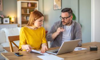 Checklist rachat de crédit : les pièges à éviter avant de signer. © draganab - Getty Images