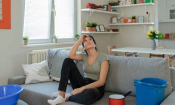 Le délai pour déclarer un sinistre habitation dépend du type de sinistre. © PixelsEffect – Getty Images