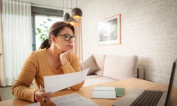 Solder, revoir vos mensualités, faire un RAC… que faire si vous avez trop de crédits ? @ Getty Images - fcafotodigital