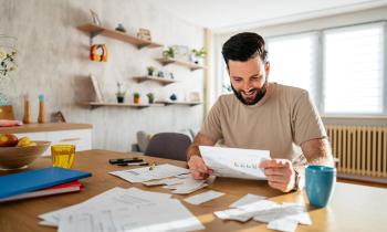 Conseil pour le rachat de crédit : 7 astuces pour faire accepter votre dossier. © Getty Images - urbazon