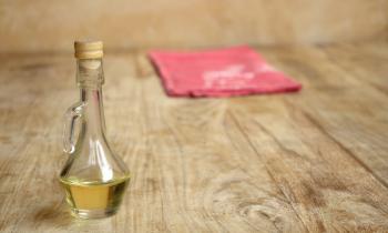 Huile d'olive + vinaigre blanc : le mélange magique pour redonner de l'éclat au bois