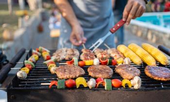 Barbecue à charbon ou plancha : 7 points clés pour se décider