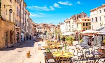 Place avec des cafés et des restaurants dans le Vieux Aix-en-Provence