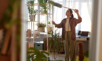 Le printemps est souvent l'occasion de planifier des nettoyages et rangements divers pour bien entamer la saison. © SeventyFour - Getty images