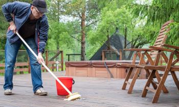 Vous avez le choix entre les méthodes douces et le nettoyeur haute pression pour nettoyer une terrasse. © Borisenkov Andrei - Getty images
