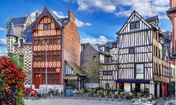 Vue sur un quartier typique de la ville de Rouen avec de magnifiques maisons à colombages