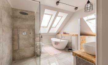 La douche walk-in apporte du confort et de la modernité dans une salle de bain. © KatarzynaBialasiewicz - Getty images