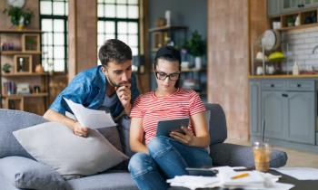 Une augmentation des charges de copropriété peut résulter d’une gestion peu rigoureuse, de contrats mal négociés ou de dépenses injustifiées. ©Getty Images