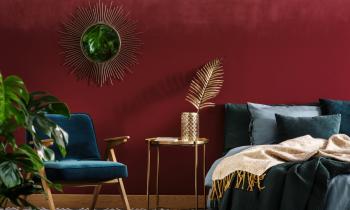 Rouge carmin : la couleur star des intérieurs en 2026.