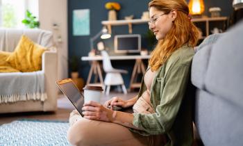 Assurance logement étudiant : le point sur les obligations du locataire et du propriétaire. © SrdjanPav – Getty Images