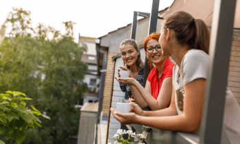 Le bar de balcon vous permet de profiter d'apéros ou de pauses café agréables en plein air. © fotostorm - Getty images