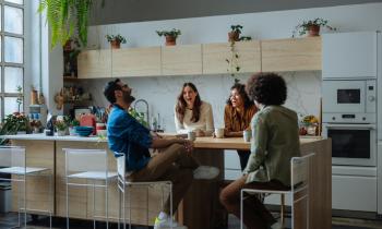 Qui doit souscrire une assurance habitation en colocation ? © Dimensions - Getty Images