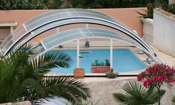 Les avantages et inconvénients de chaque couverture de piscine pour le chauffage et la sécurité