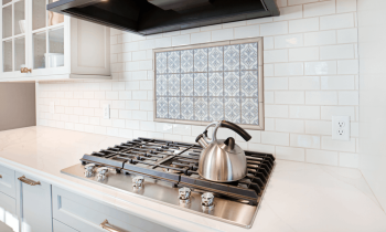 Il est possible de personnaliser une crédence de cuisine avec des restes de carrelage. © YinYang - Getty images