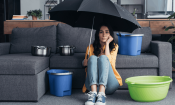Certains assureurs proposent une assistance 24h/24 lors de la survenue d'un dégât des eaux dans votre logement. © LightFieldStudios - Getty images