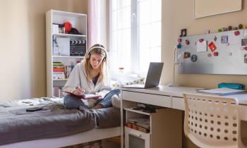 Ressources, identité… les documents à réclamer au garant d’une location étudiante. © NoSystem images - Getty Images
