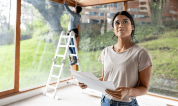 Véranda ou extension en dur ? Faites le point sur les avantages et les limites de ces deux options. © Hispanolistic - Getty images