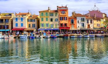 L’achat d’une résidence secondaire engendre des frais courants et ponctuels à ne pas négliger. © Xantana - Getty Images