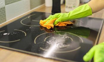 Les bons produits et les bons gestes pour nettoyer sa plaque de cuisson