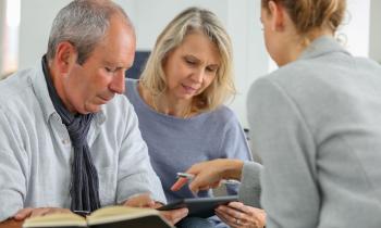 Donner sa maison de son vivant : une bonne idée pour une transmission de patrimoine sereine. © nicexray - Getty Images