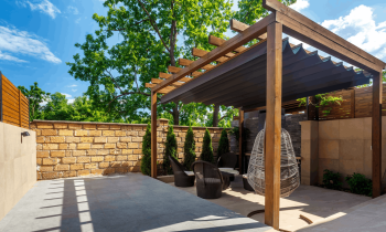L'emplacement de votre pergola mérite votre attention pour vous permettre d'en profiter au maximum. © Miroha141 - Getty images