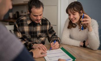 Comment louer un appartement étudiant : les avantages et spécificités à connaître. © Rockaa – Getty Images