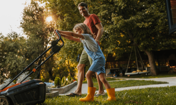 Si vous souhaitez tondre votre jardin un jour férié, il est nécessaire de vérifier si vous en avez l'autorisation, et sur quel créneau horaire. © Dimensions - Getty images