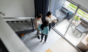 Lorsque vous revendez votre logement, l'assurance emprunteur s'arrête automatiquement. © ToucanStudios - Getty images