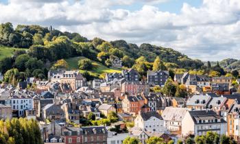 Environnement, proximité des commodités… quels facteurs influencent le prix d’un logement ? © RossHelen - Getty Images