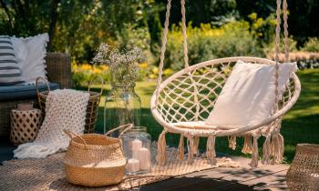 terrasse au soleil aménagée et décorée