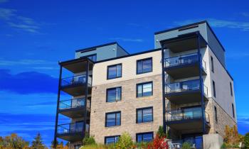 Immeuble avec ciel bleu en fond. 