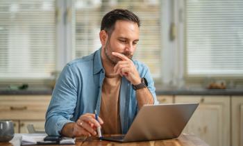 homme se renseigne sur internet à propos du délai de prescription des loyers impayés