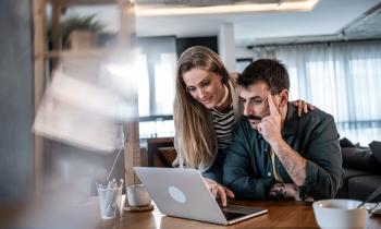 couple se renseigne sur internet sur la nouvelle définition de lu loyer impayé