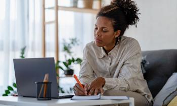femme préparant son solde de tout compte devant son ordinateur