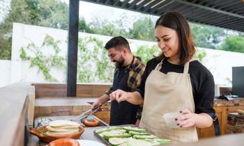 Couple cuisinant dans une cuisine extérieure 