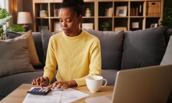 Taux d’endettement trop élevé : que faire ? Découvrez nos 7 solutions. © EmirMemedovski - Getty Images