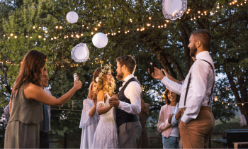 Si vous organisez votre mariage chez vous, il est nécessaire d'être vigilant sur différents points. © Halfpoint - Getty images