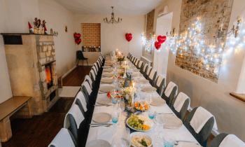 Tenez compte de plusieurs paramètres pour déterminer le nombre d'invités que peut accueillir votre habitation. © Raivo Sarelainens - Getty images