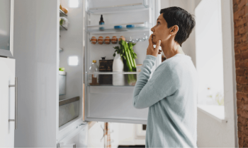 Si vous avez l'impression que votre réfrigérateur refroidit moins les aliments, qu'il surconsomme de l'énergie ou qu'il est plus bruyant, il est temps de nettoyer le consdensateur. © shurkin_son - Getty images