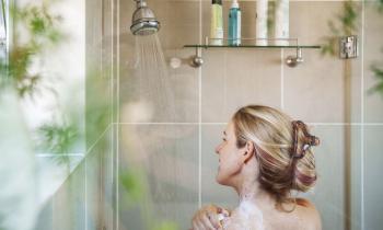 Femme prenant sa douche 